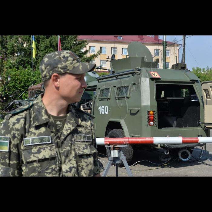 В Головному центрі зв’язку, автоматизації та захисту інформації Державної прикордонної служби України зібрались офіцери зв’язку з усіх прикордонних підрозділів. Військовослужбовці навчалися досконало використовувати новітнє та унікальне обладнання, яке надходить в підрозділи, в тому числі й на сході України. Було продемонстровані сучасні технічні засоби, серед яких інформаційно-телекомунікаційні апаратні «СКІТА» на базі «БТР-70», «Кугуара», «Фольксвагена «Амарок», «Ленд Ровера», а також програмно-технічний комплекс автоматизованого контролю «Гарт – 1П» на базі автомобіля «Фіат Дукато»