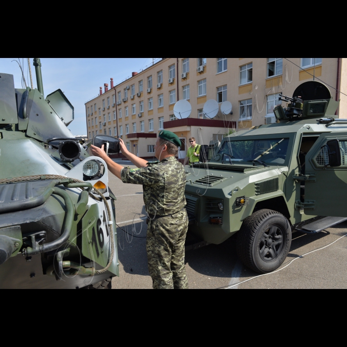 В Головному центрі зв’язку, автоматизації та захисту інформації Державної прикордонної служби України зібрались офіцери зв’язку з усіх прикордонних підрозділів. Військовослужбовці навчалися досконало використовувати новітнє та унікальне обладнання, яке надходить в підрозділи, в тому числі й на сході України. Було продемонстровані сучасні технічні засоби, серед яких інформаційно-телекомунікаційні апаратні «СКІТА» на базі «БТР-70», «Кугуара», «Фольксвагена «Амарок», «Ленд Ровера», а також програмно-технічний комплекс автоматизованого контролю «Гарт – 1П» на базі автомобіля «Фіат Дукато»