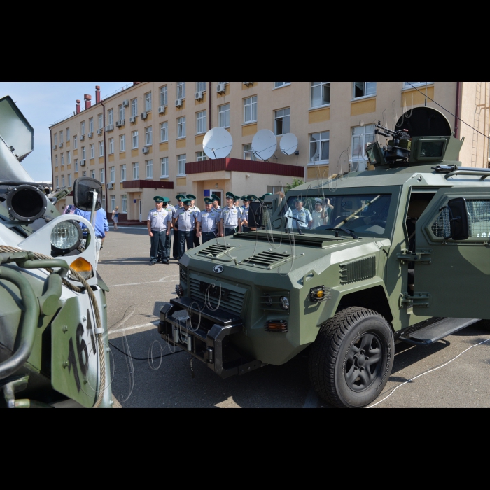 В Головному центрі зв’язку, автоматизації та захисту інформації Державної прикордонної служби України зібрались офіцери зв’язку з усіх прикордонних підрозділів. Військовослужбовці навчалися досконало використовувати новітнє та унікальне обладнання, яке надходить в підрозділи, в тому числі й на сході України. Було продемонстровані сучасні технічні засоби, серед яких інформаційно-телекомунікаційні апаратні «СКІТА» на базі «БТР-70», «Кугуара», «Фольксвагена «Амарок», «Ленд Ровера», а також програмно-технічний комплекс автоматизованого контролю «Гарт – 1П» на базі автомобіля «Фіат Дукато»