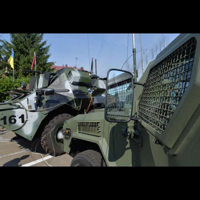 В Головному центрі зв’язку, автоматизації та захисту інформації Державної прикордонної служби України зібрались офіцери зв’язку з усіх прикордонних підрозділів. Військовослужбовці навчалися досконало використовувати новітнє та унікальне обладнання, яке надходить в підрозділи, в тому числі й на сході України. Було продемонстровані сучасні технічні засоби, серед яких інформаційно-телекомунікаційні апаратні «СКІТА» на базі «БТР-70», «Кугуара», «Фольксвагена «Амарок», «Ленд Ровера», а також програмно-технічний комплекс автоматизованого контролю «Гарт – 1П» на базі автомобіля «Фіат Дукато»