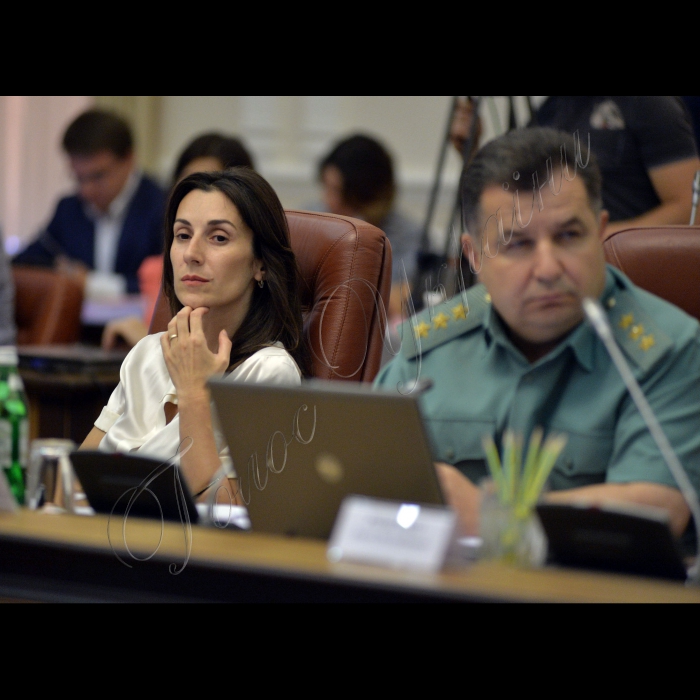 Під головуванням прем’єр-міністра України Арсенія Яценюка відбулось засідання Уряду 
ЕКАТЕРИНА ЗГУЛАДЗЕ-ГЛУКСМАНН  перший заступник Міністра внутрішніх справ України, міністр оборони України Степан ПОЛТОРАК