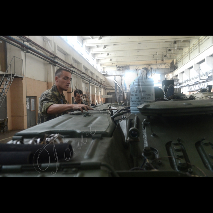 Секретар РНБОУ Олександр Турчинов відвідав «Київський бронетанковий завод», де пройшло випробування техніки та озброєння (ДП «Київський бронетанковий завод»