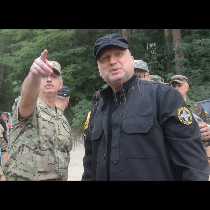 Секретар РНБОУ Олександр Турчинов відвідав «Київський бронетанковий завод», де пройшло випробування техніки та озброєння (ДП «Київський бронетанковий завод»
Секретар РНБОУ Олександр Турчинов та його перший заступник Михайло Коваль