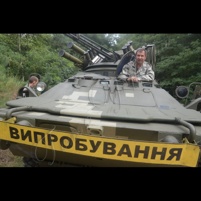 Секретар РНБОУ Олександр Турчинов відвідав «Київський бронетанковий завод», де пройшло випробування техніки та озброєння (ДП «Київський бронетанковий завод»
механік –водій Сергій Сушецький