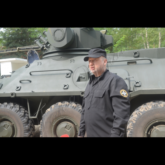 Секретар РНБОУ Олександр Турчинов відвідав «Київський бронетанковий завод», де пройшло випробування техніки та озброєння (ДП «Київський бронетанковий завод»
Секретар РНБОУ Олександр Турчинов