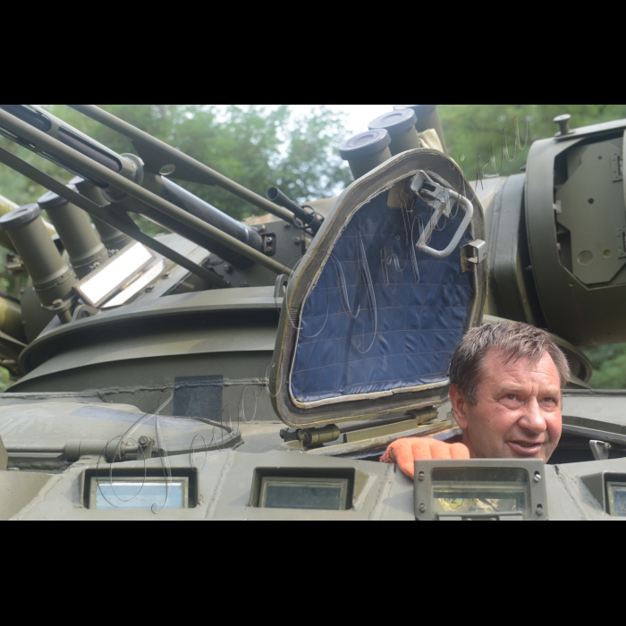 Секретар РНБОУ Олександр Турчинов відвідав «Київський бронетанковий завод», де пройшло випробування техніки та озброєння (ДП «Київський бронетанковий завод»
механік –водій Сергій Сушецький