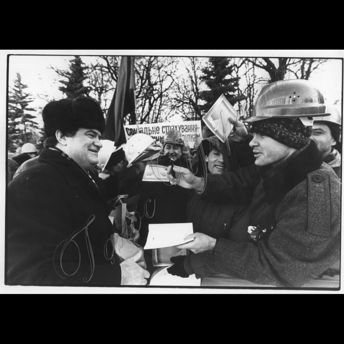 05.02.1998.
Біля ВР. Шахтарі. Павловський