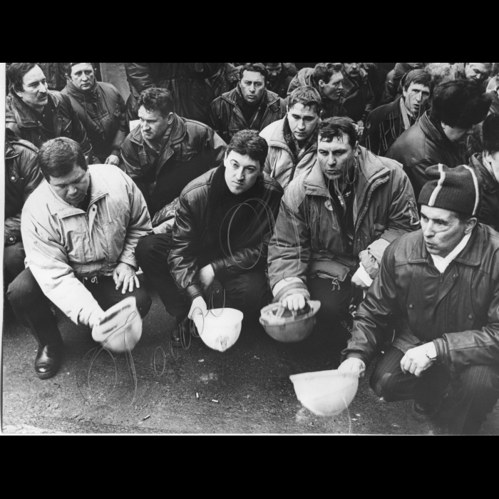19.02.1998.
Всеукраїнська акція протесту. Шахтарі, гірники
Стук касок.