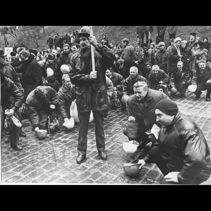 19.02.1998.
Всеукраїнська акція протесту профспілок.
Шахтарі, гірники, стук касок