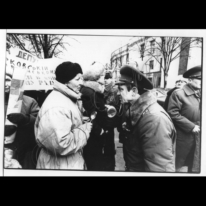 03.03.1998.
Пікети. Біля Кабміну пенсіонерів, чорнобильців. 
