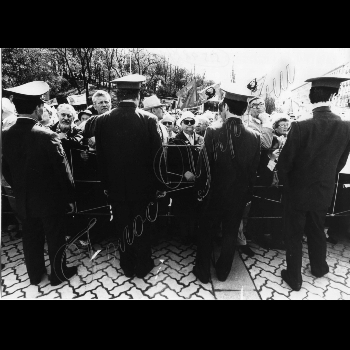 01.05.1998.
Святкування Першотравня, міліція
