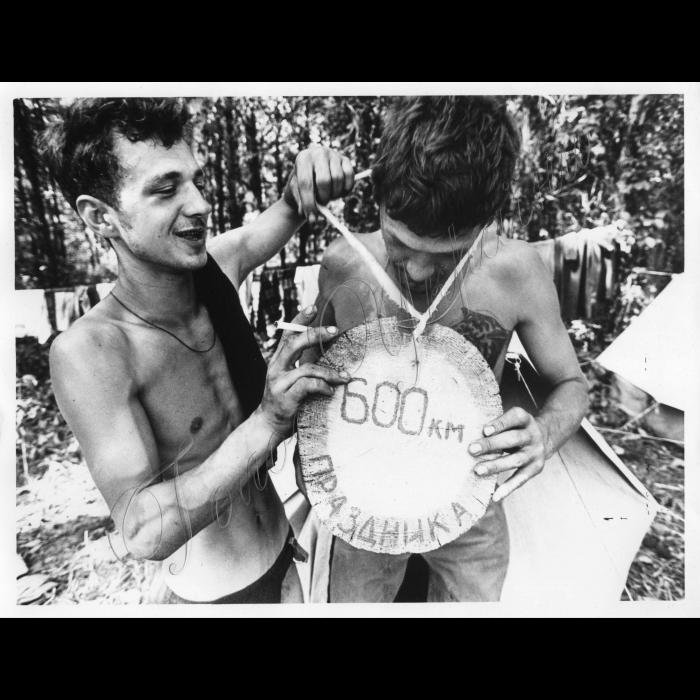 10.06.1998.
Шахтарі під Київом.