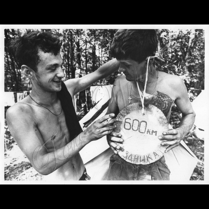 10.06.1998.
Шахтарі під Київом.