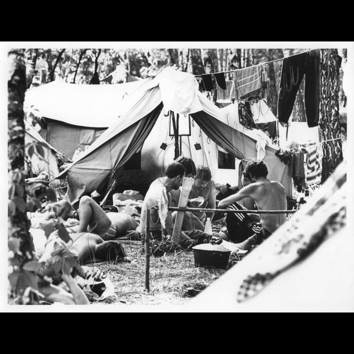 10.06.1998.
Шахтарі під Київом.