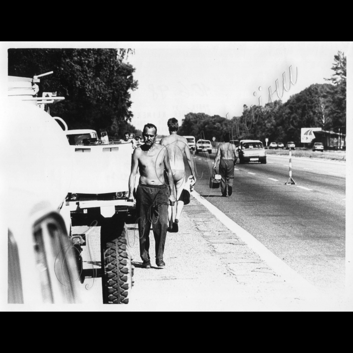 10.06.1998.
Шахтарі під Київом.