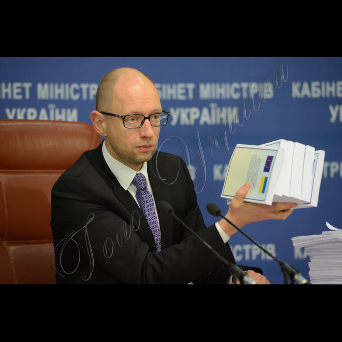 29 жовтня 2014. Брифінг Прем’єр-міністра України Арсенія Яценюка.