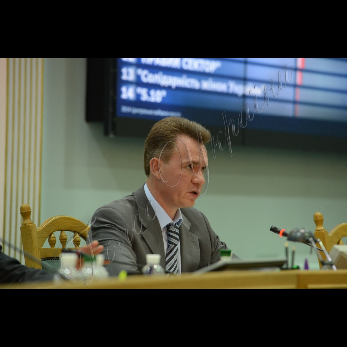 27 жовтня 2014. Брифінг у Центральній виборчій комісії Голови ЦВК Михайла Охендовського щодо попередніх підсумків голосування на позачергових виборах до Верховної Ради України 
