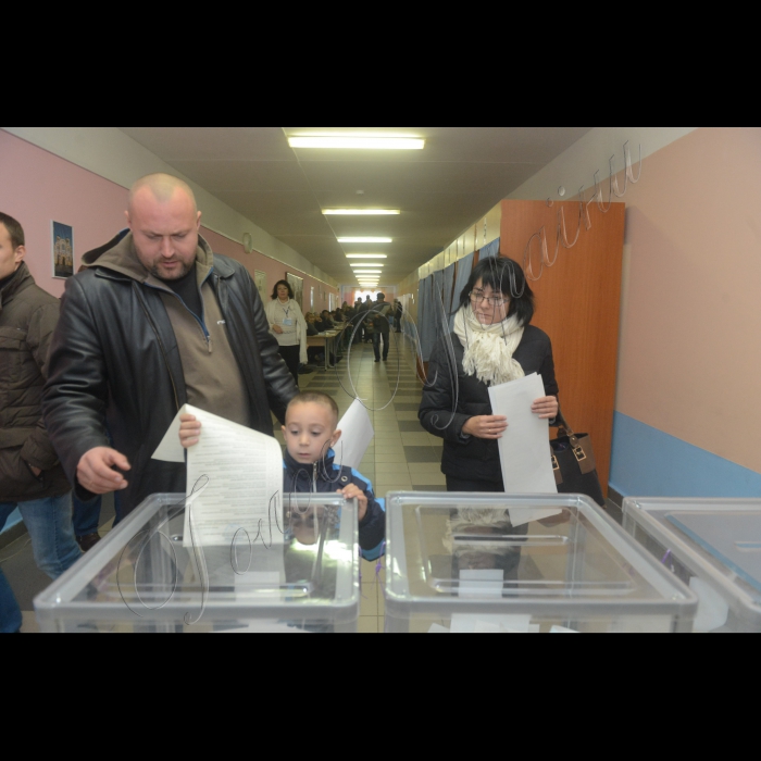26 жовтня 2014. Голосування і підрахунок голосів на позачергових виборах до Верховної Ради України. На ДВК №131, м. Київ (Дарницький район)