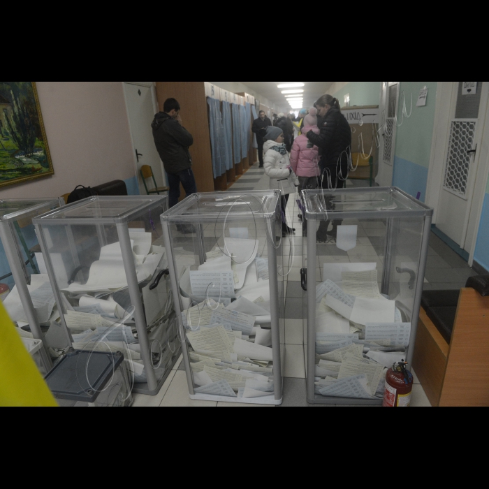 26 жовтня 2014. Голосування і підрахунок голосів на позачергових виборах до Верховної Ради України. На ДВК №131, м. Київ (Дарницький район)