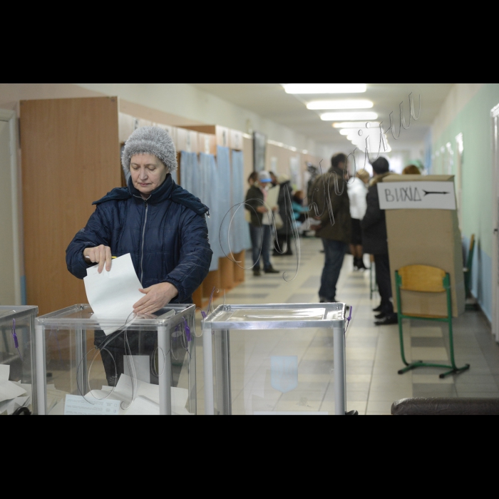 26 жовтня 2014. Голосування і підрахунок голосів на позачергових виборах до Верховної Ради України. На ДВК №131, м. Київ (Дарницький район)
