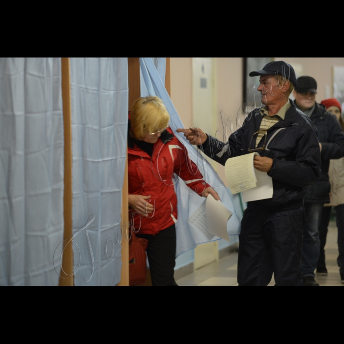 26 жовтня 2014. Голосування і підрахунок голосів на позачергових виборах до Верховної Ради України. На ДВК №131, м. Київ (Дарницький район)