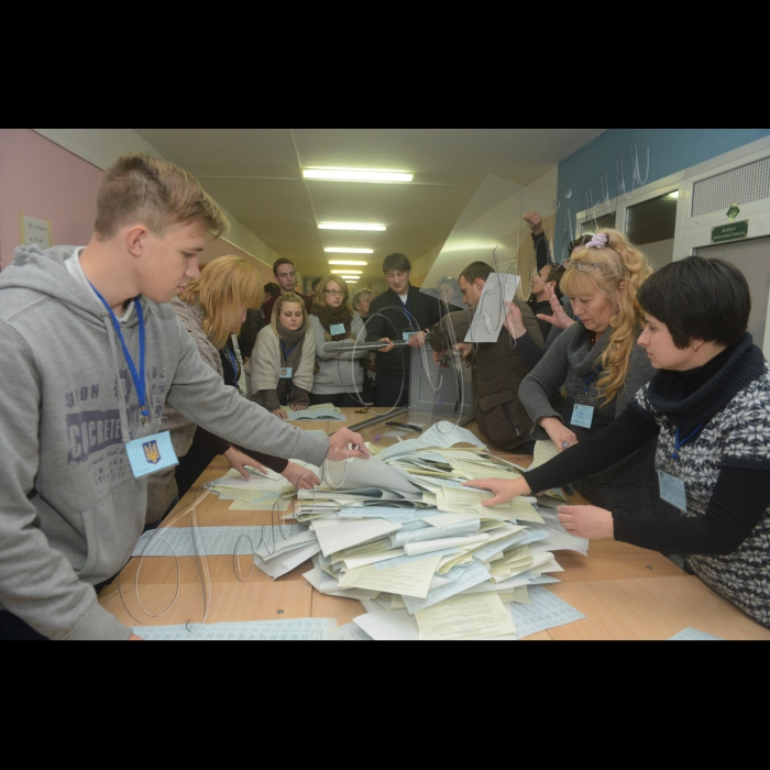 26 жовтня 2014. Голосування і підрахунок голосів на позачергових виборах до Верховної Ради України. На ДВК №131, м. Київ (Дарницький район)