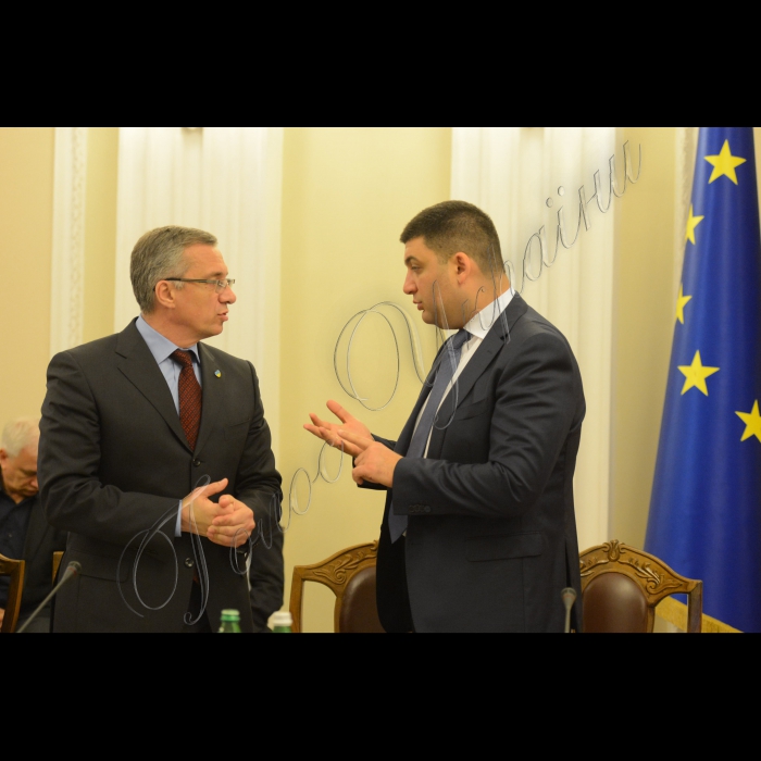 22 жовтня 2014. Засідання Кабміну України у форматі селекторної наради з головами ОДА з питань початку опалювального сезону.
Міністр фінансів Олександр Шлапак, віце-прем'єр-міністр - міністр регіонального розвитку, будівництва та житлово-комунального господарства України Володимир Гройсман  