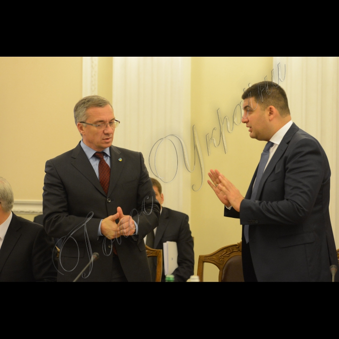 22 жовтня 2014. Засідання Кабміну України у форматі селекторної наради з головами ОДА з питань початку опалювального сезону.
Міністр фінансів Олександр Шлапак, віце-прем'єр-міністр - міністр регіонального розвитку, будівництва та житлово-комунального господарства України Володимир Гройсман  