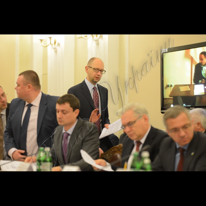 22 жовтня 2014. Засідання Кабміну України у форматі селекторної наради з головами ОДА з питань початку опалювального сезону.
Прем’єр-міністр України Арсеній Яценюк