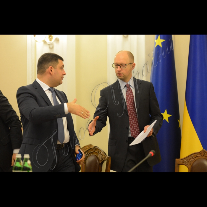 22 жовтня 2014. Засідання Кабміну України у форматі селекторної наради з головами ОДА з питань початку опалювального сезону.
Віце-прем'єр-міністр - міністр регіонального розвитку, будівництва та житлово-комунального господарства України Володимир Гройсман, прем’єр-міністр України Арсеній Яценюк