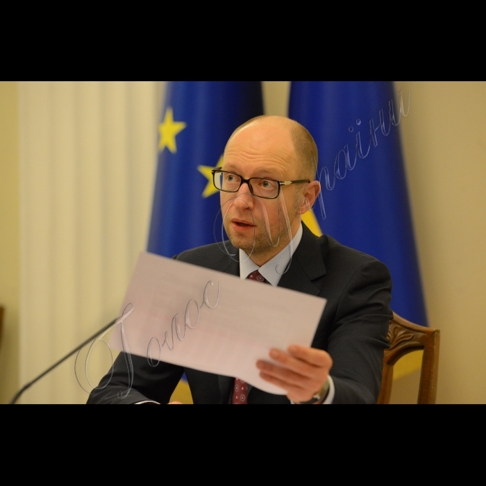 22 жовтня 2014. Засідання Кабміну України у форматі селекторної наради з головами ОДА з питань початку опалювального сезону.
Прем’єр-міністр України Арсеній Яценюк