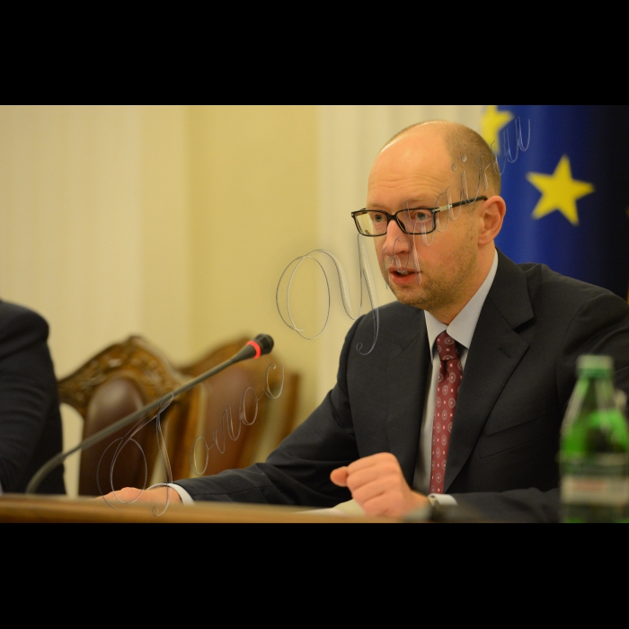 22 жовтня 2014. Засідання Кабміну України у форматі селекторної наради з головами ОДА з питань початку опалювального сезону.
Прем’єр-міністр України Арсеній Яценюк
