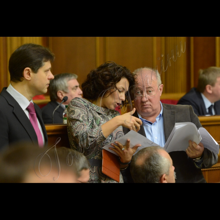20 жовтня 2014. Позачергове Пленарне засідання Верховної Ради
Прийнято закон про внесення змін до деяких законодавчих актів України (щодо деяких питань спадкування) за реєстр. №5141. Та про затвердження Загальнодержавної цільової соціальної програми протидії ВІЛ-інфекції /СНІДу на 2014-2018 роки (реєстр. №4384а).
Руслан Князевич , Наталя Агафонова , Віктор Чумак
