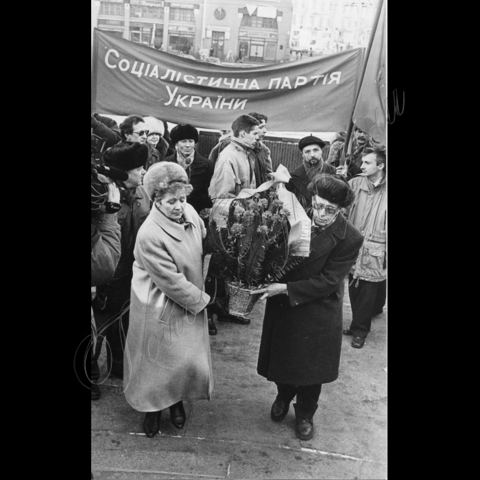 21.01.1999.
Соцпартія покладає вінки Леніну - вождю пролетарів. Семенюк