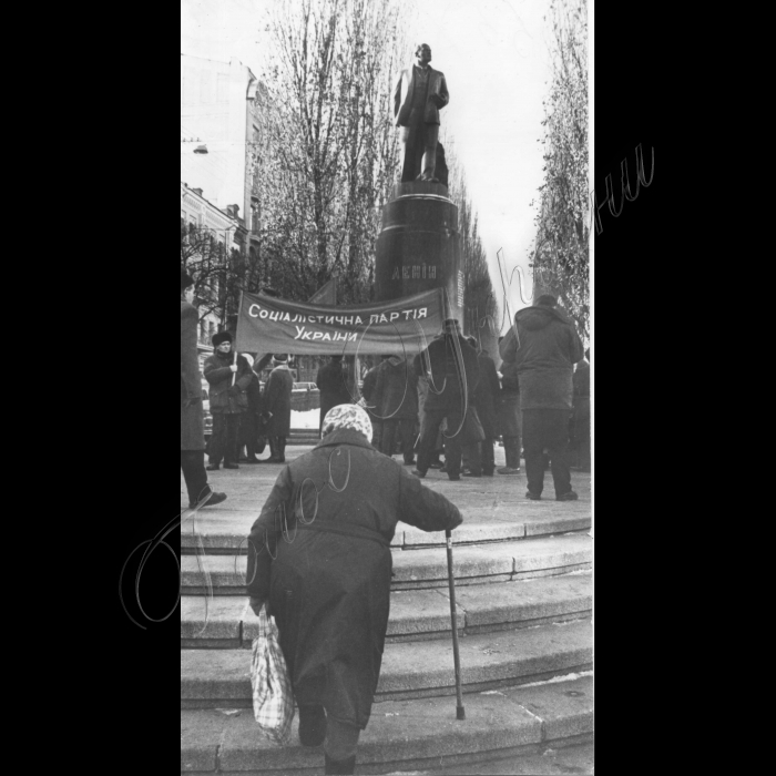21.01.1999.
Соцпартія покладає вінки вождю пролетарів до пам'ятника Леніну
