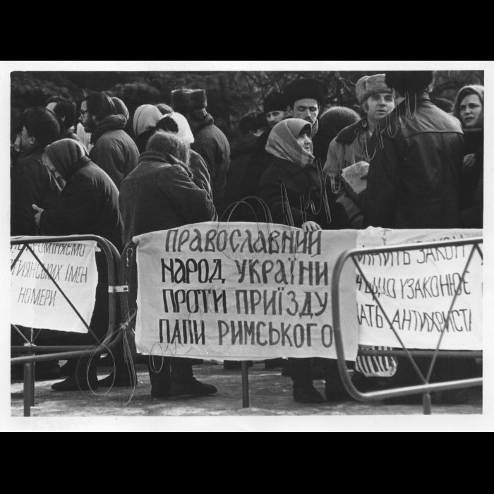 03.03.1999.
Прихільники Московського Патріархату біля ВР. Проти приїзду Папи Римського