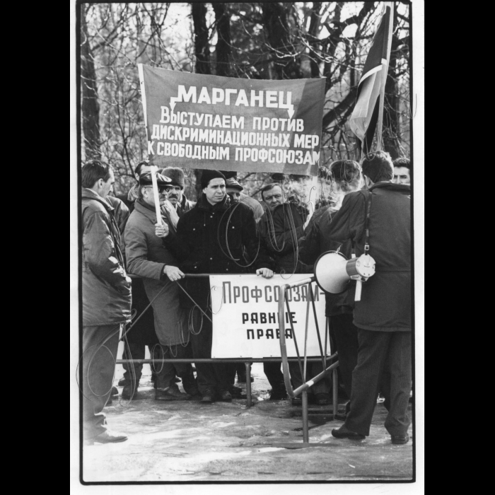 04.03.1999.
Мітинг біля ВР.
Конфедерація вільних профспілок проти прийняття Закону 