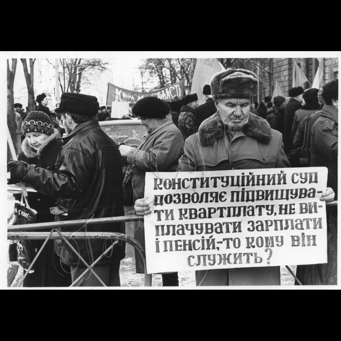 17.03.1999.
Біля Адміністрації Президента.
