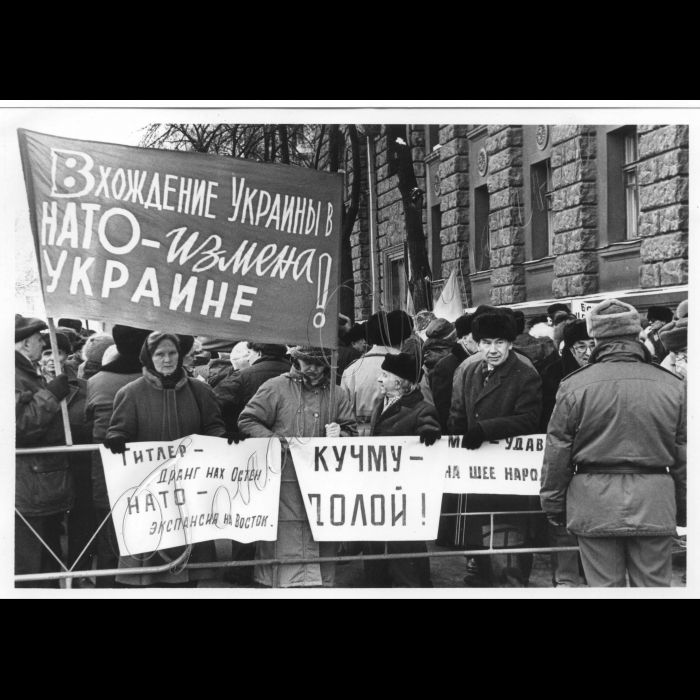 17.03.1999.
Біля Адміністрації Президента.
