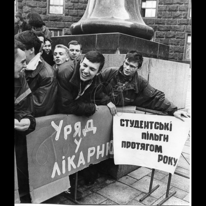 19.03.1999.
Біля Адміністрації президента відбувся мітинг. 

