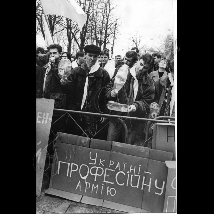 19.03.1999.
Біля Адміністрації президента відбувся мітинг. 
