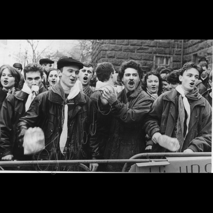 19.03.1999.
Біля Адміністрації президента відбувся мітинг. 
