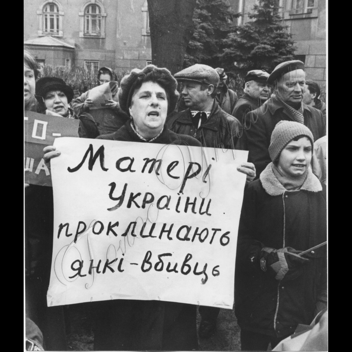 25.03.1999.
Біля амбасади США відбулась акція протесту блоку лівих сил Київського регіону проти бомбових ударів НАТО по Югославії. 