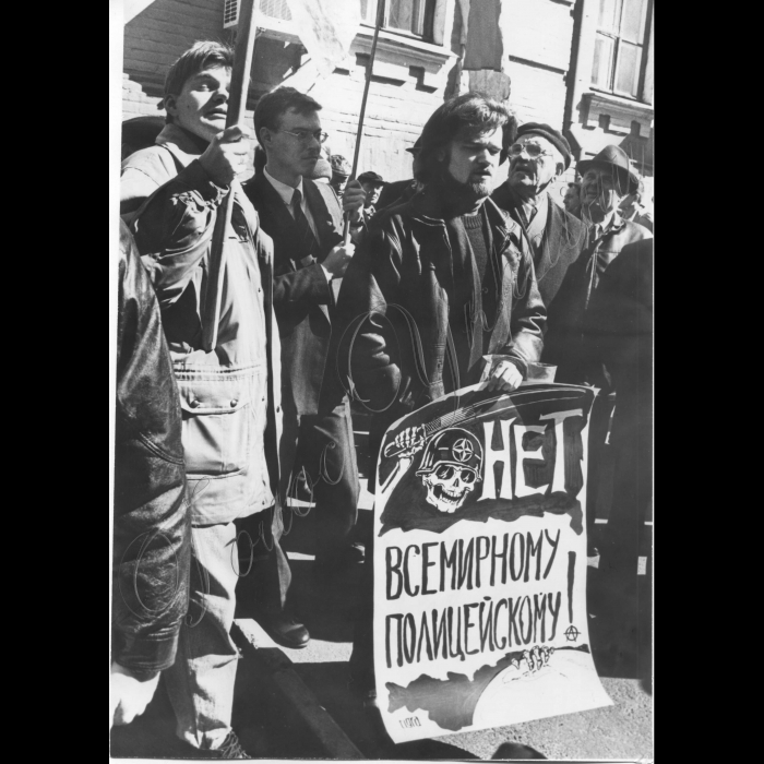 25.03.1999.
Біля амбасади Великобританії відбулась акція протесту блоку лівих сил Київського регіону проти бомбових ударів НАТО по Югославії...
