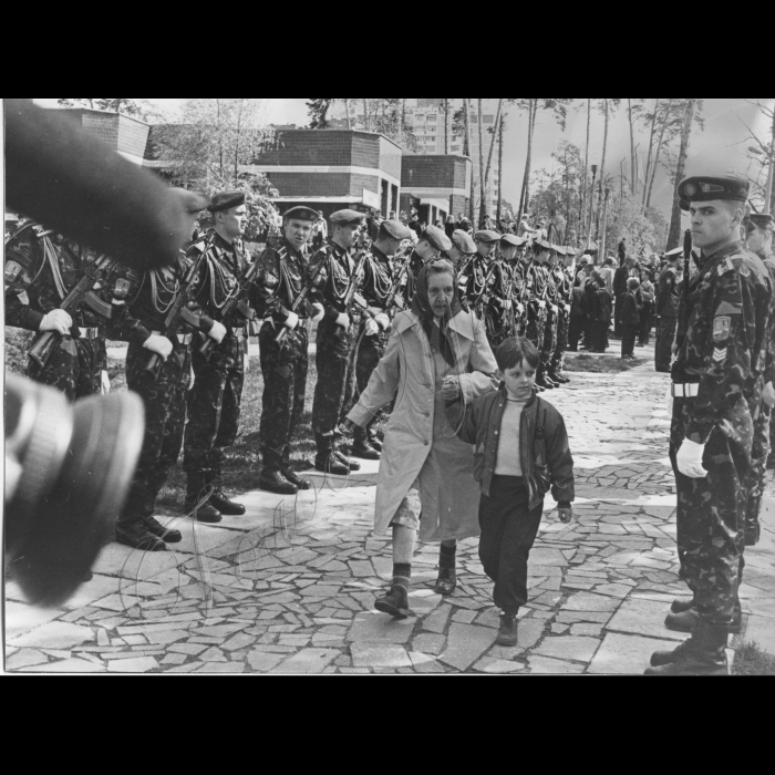 25.04.1999.
Київ. 
Біля пам'ятного знаку жертвам Чорнобильської трагедії відбувся мітинг-реквієм, присвячений 13-й річниці трагедії.