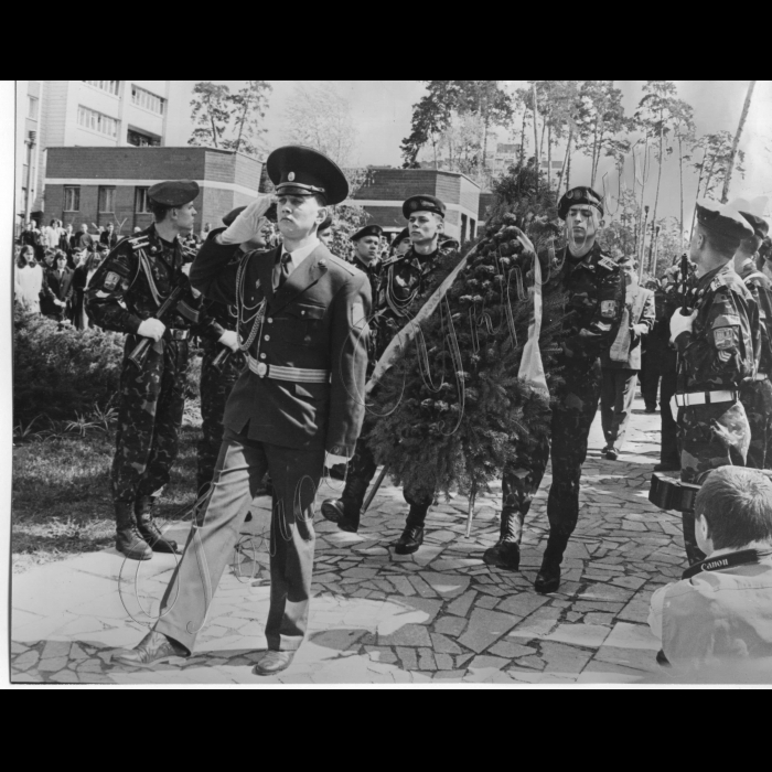 25.04.1999.
Київ. 
Біля пам'ятного знаку жертвам Чорнобильської трагедії відбувся мітинг-реквієм, присвячений 13-й річниці трагедії.