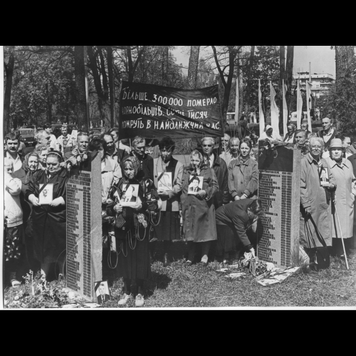 25.04.1999.
Київ. 
Біля пам'ятного знаку жертвам Чорнобильської трагедії відбувся мітинг-реквієм, присвячений 13-й річниці трагедії.