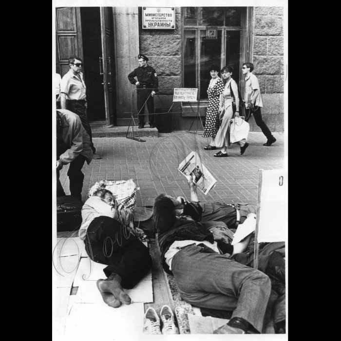 09.06.1999.
Шахтарі Горлівки біля Мінвугільпрому.