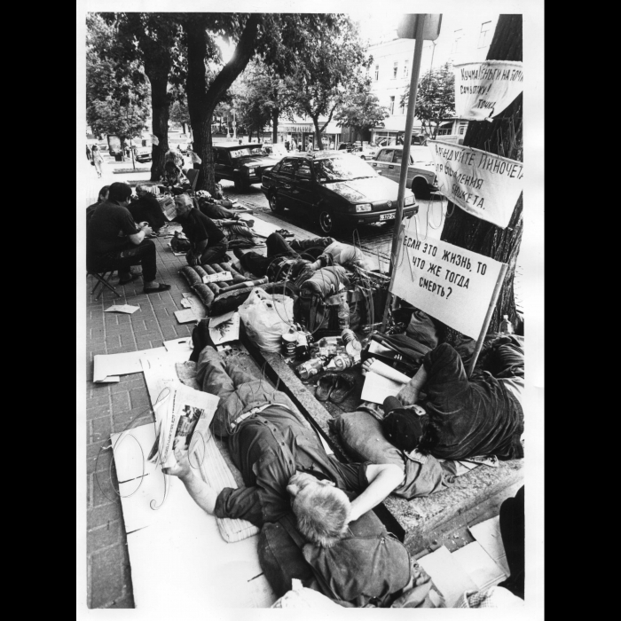 09.06.1999.
Шахтарі Горлівки біля Мінвугільпрому.