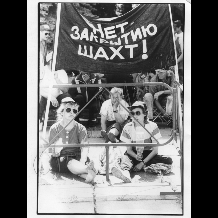16.06.1999.
Шахтарі біля ВР.
